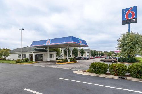 Kokomo Hotel | Pet-Friendly Comfort at Motel 6 in Kokomo, IN