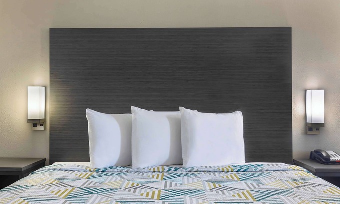 Lake Charles Hotel | Budget-Friendly Motel 6 in Lake Charles, LA with Breakfast