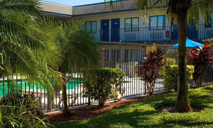 Lantana Hotel | Budget-Friendly Motel 6 Lantana: Family & Breakfast Included