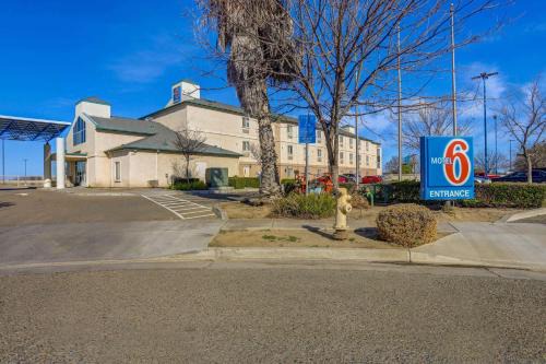 Lemoore Hotel | Budget-Friendly Motel 6 in Lemoore, CA - Pet Friendly Stay