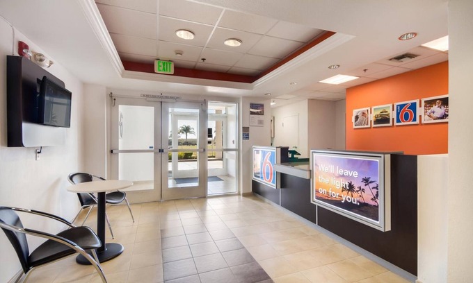 Lemoore Hotel | Comfortable Stay at Motel 6 Lemoore, CA with Breakfast Included