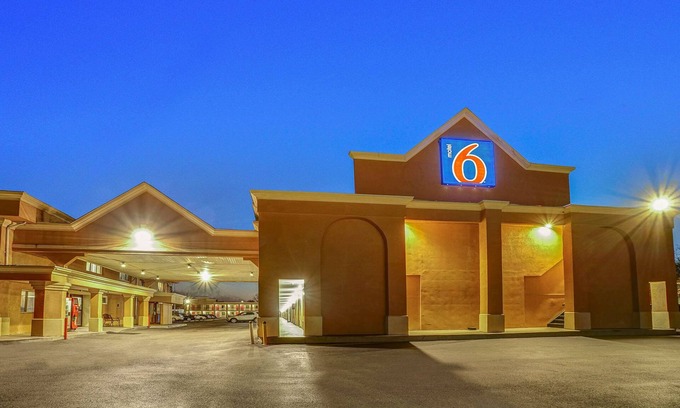 Lester Hotel | Budget-Friendly Motel 6 near Philadelphia Airport