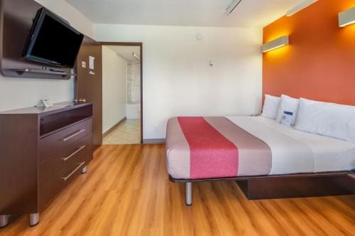 South Lethbridge Hotel | Pet-Friendly Comfort at Motel 6 in Lethbridge, AB