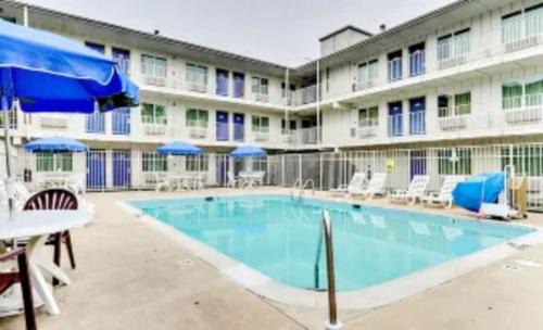 Pumphrey Hotel | Pet-Friendly Motel 6 Near BWI Airport with Pool Access