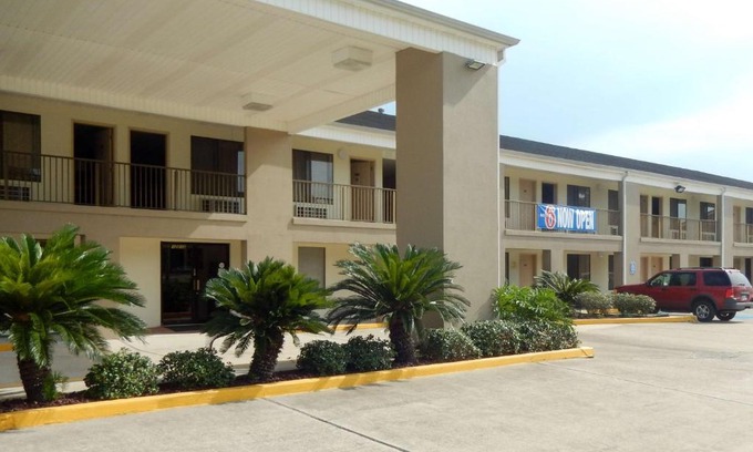 Luling Hotel | Comfortable Motel 6-Luling, LA with Pool & Pet-Friendly Options