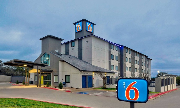 Marble Falls Hotel | Budget-Friendly Motel 6 in Marble Falls with Pool & Breakfast