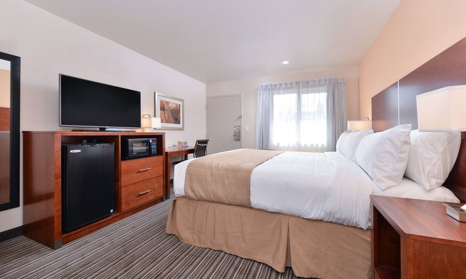 Martinez Hotel | Pet-Friendly Motel 6 in Martinez, CA with Pool & Spa