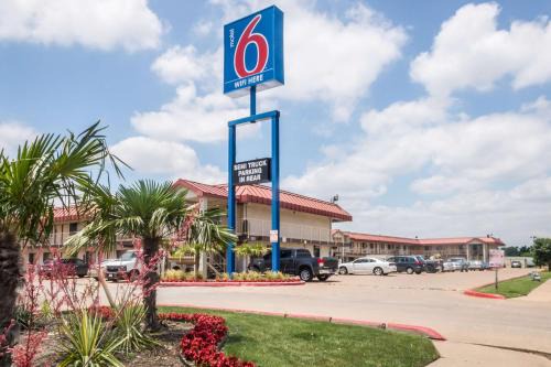 Mesquite Hotel | Pet-Friendly Motel 6 in Mesquite Near Rodeo & Convention Center