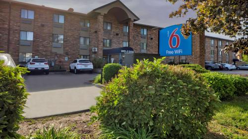 Glendale Hotel | Pet-Friendly Comfort at Motel 6 Milwaukee, WI - Glendale