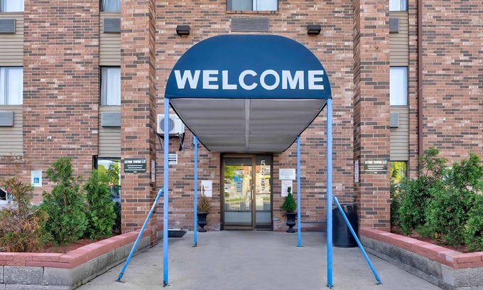 Glendale Hotel | Budget-Friendly Motel 6 in Glendale, Milwaukee with Breakfast