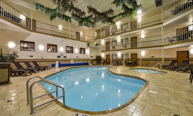 Minot Hotel | Comfortable Motel 6 Minot, ND with Pool and Hot Tub