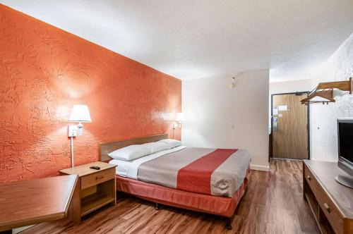 Naperville Hotel | Cozy Motel 6 in Naperville, IL - Pet Friendly & Family Ready