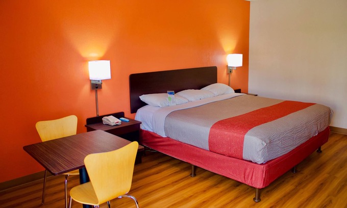 New Stanton Hotel | Budget-Friendly Motel 6 in New Stanton, PA with Breakfast