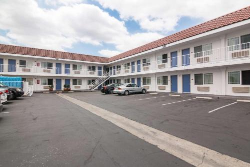 Norwalk Hotel | Budget-Friendly Motel 6-Norwalk: Pet and Child Friendly