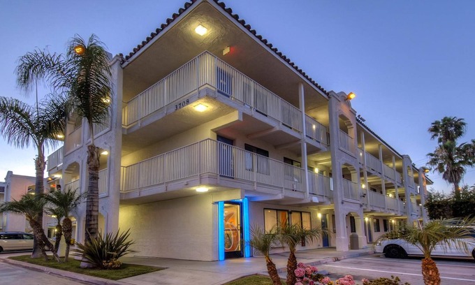 Lake Hotel | Budget-Friendly Motel 6 Oceanside with Pool & Breakfast