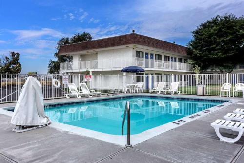Ontario Hotel | Pet-Friendly Motel 6 in Ontario, OR with Pool Access