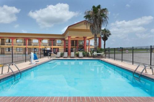 Opelousas Hotel | Pet-Friendly Motel 6 in Opelousas, LA with Pool Access