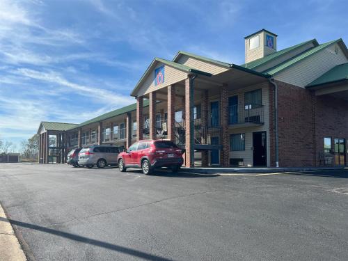 Ozark Hotel | Motel 6-Ozark, AR