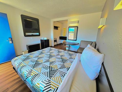 Palm Desert Hotel | Pet-Friendly Motel 6 in Palm Desert with Pool Access