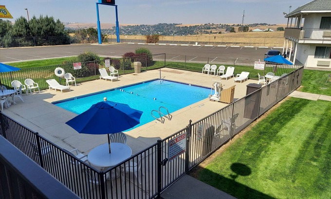Pendleton Hotel | Budget-Friendly Motel 6 Pendleton, OR with Pool & Breakfast