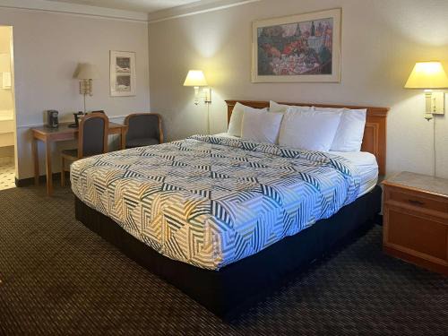 Encanto Hotel | Pet-Friendly Motel 6 in Midtown Phoenix, AZ with Pool