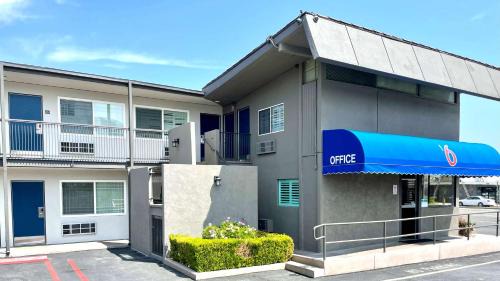 El Rancho Hotel | Pet Friendly Motel 6 Pico Rivera with Pool Access