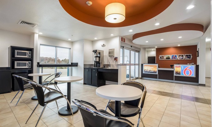 Poplar Bluff Hotel | Comfortable Motel 6 Poplar Bluff: Family-Friendly Stay