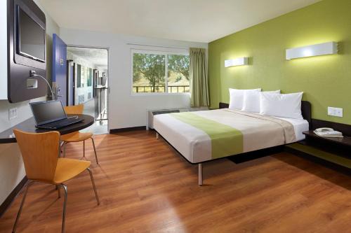 Redlands Hotel | Pet-Friendly Motel 6 in Redlands, CA with Pool Access