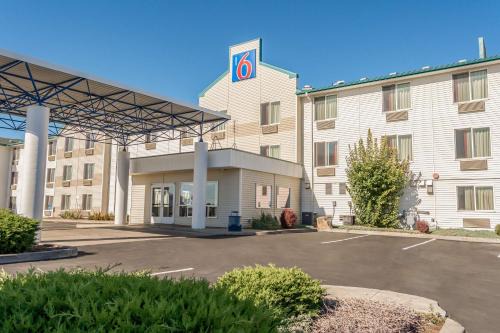 Redmond Hotel | Budget-Friendly Stay at Motel 6 Redmond, OR - Pet Friendly!