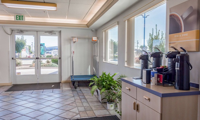 Redmond Hotel | Comfortable Stay at Motel 6 Redmond, OR with Family Amenities
