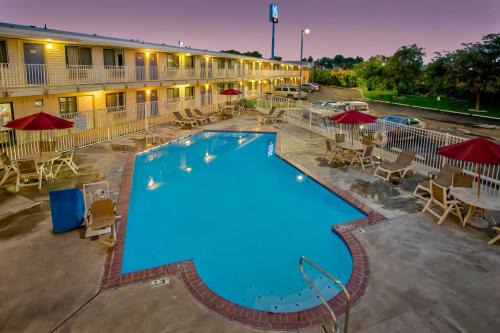 South Richland Hotel | Convenient Stay at Motel 6-Richland, WA - Pet Friendly