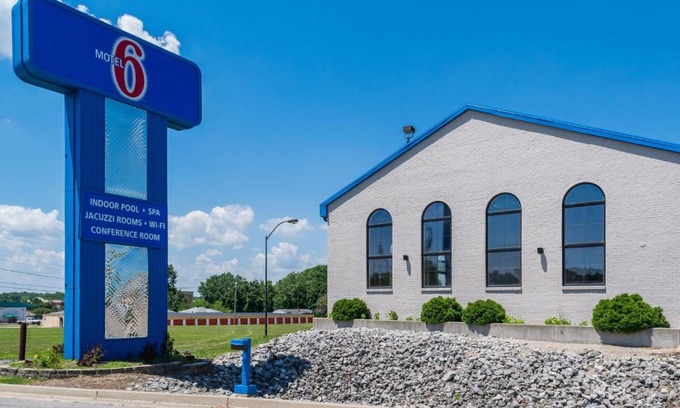 Richmond Hotel | Pet-Friendly Retreat at Motel 6-Richmond, IN with Pool