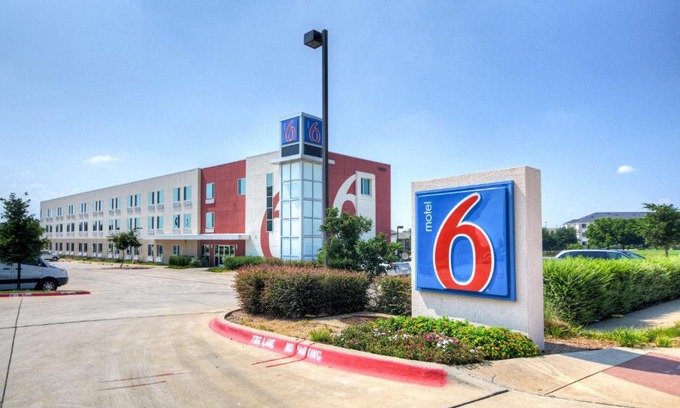 Roanoke Hotel | Convenient Stay at Motel 6 Roanoke - Pet Friendly & Pool