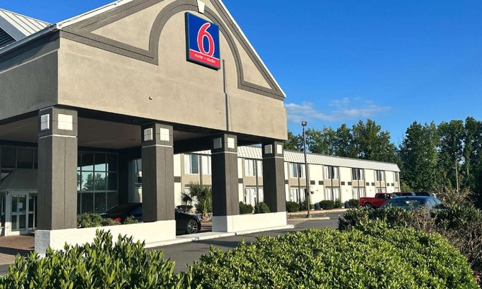 Rock Hill Hotel | Budget-Friendly Motel 6 in Rock Hill SC with Pool Access