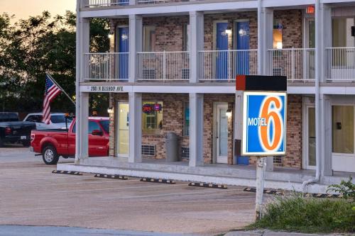 Rolla Hotel | Pet-Friendly Escape at Motel 6 in Rolla, MO