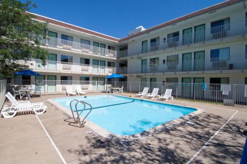 Roseville Hotel | Pet-Friendly Motel 6 in Roseville, MN - Ideal for Families