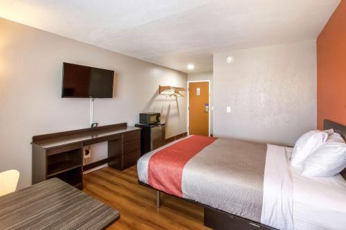 Perrysburg Hotel | Budget-Friendly Stay at Motel 6-Rossford, OH with Great Amenities