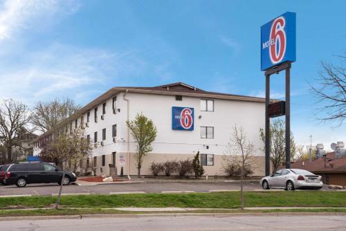 St. Paul Hotel | Budget-Friendly Stay at Motel 6 - Saint Paul, MN
