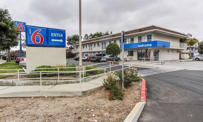 Salinas Hotel | Convenient Motel 6-Salinas, CA with Pool & Pet Friendly Stay