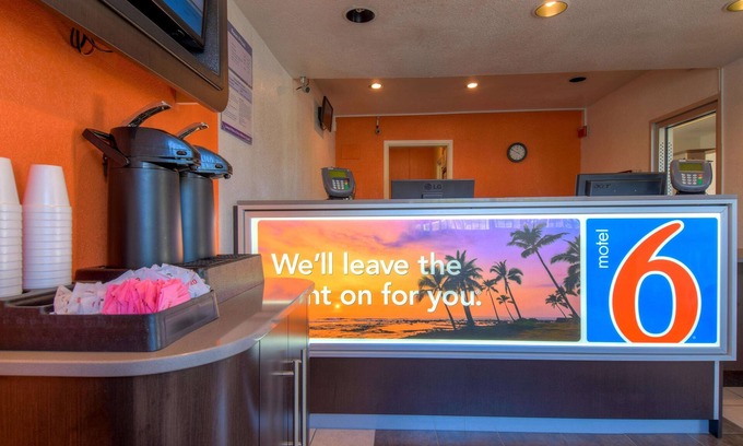 San Ysidro Hotel | Budget-Friendly Motel 6 San Ysidro with Pool & Breakfast