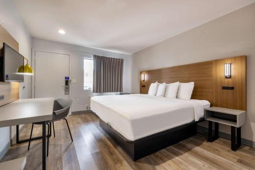 Santa Ana Hotel | Convenient Stay at Motel 6-Santa Ana, CA for Families & Pets