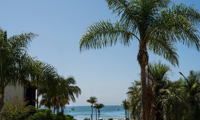 East Beach Hotel | Ideal Getaway: Motel 6 Santa Barbara with Pool & Spa