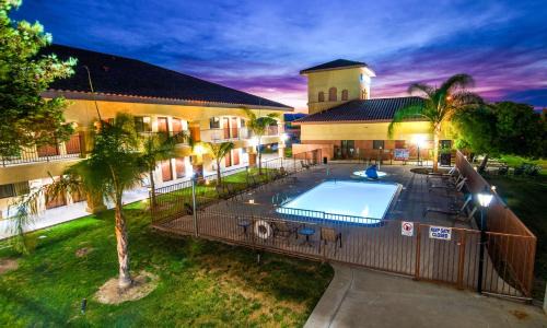 Santa Nella Hotel | Pet-Friendly Motel 6 in Santa Nella with Pool Access