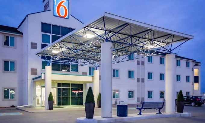 North Industrial Hotel | Pet Friendly Motel 6 Saskatoon with Pool & Restaurant