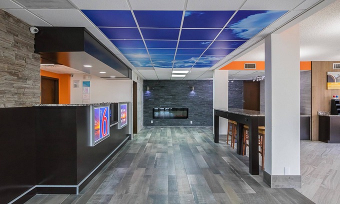 Savannah Hotel | Budget-Friendly Motel 6 in Savannah with Pool & Breakfast