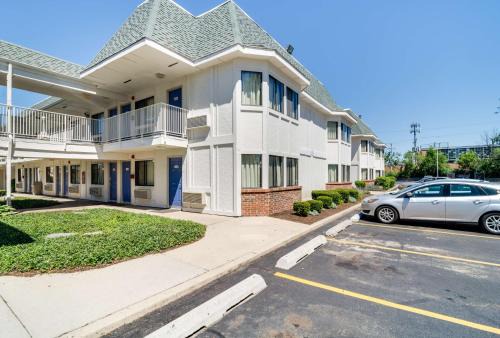 Schiller Park Hotel | Convenient Motel 6 Near Chicago O'Hare - Family & Pet Friendly