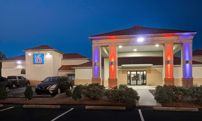Shepherdsville Hotel | Budget-Friendly Motel 6 Shepherdsville, KY - Family Friendly