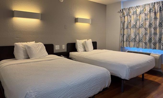 Simi Valley Hotel | Convenient Stay at Motel 6 Simi Valley with Pool & Breakfast