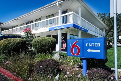 Sparks Hotel | Budget-Friendly Motel 6 in Sparks with Pool & Pet Options