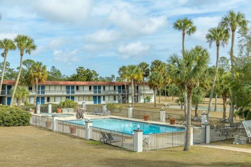 Weeki Wachee Hotel | Convenient Stay at Motel 6-Spring Hill, FL - Weeki Wachee